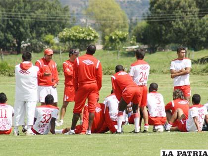 El plantel de Independiente de Santa Fe de Colombia antes de la última práctica