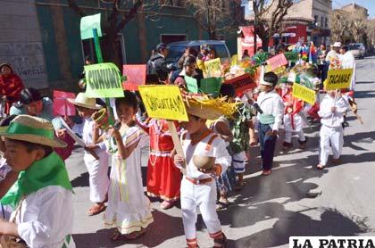 En desfile de la escuela España, niños entusiastas muestran diversidad étnica de Bolivia