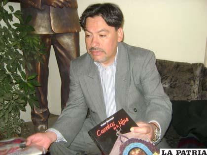 Víctor Montoya, escritor de obras diversas creadas desde el exilio