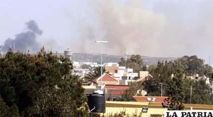 Columnas de humo salen de un barrio de Trípoli tras el bombardeo por parte de la OTAN