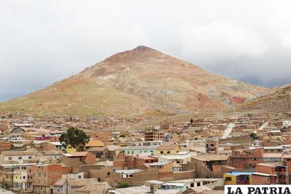 El Cerro Rico se yergue imponente