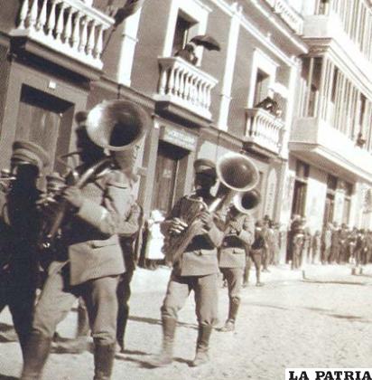 La solemnidad de los desfiles de antaño (Crédito foto: Josermo Murillo Vacarreza. Tomada del álbum “Oruro, Ayer y Hoy”)