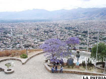 La ciudad de Cochabamba parece, a la vez, un inmenso jardín y una selva de cemento