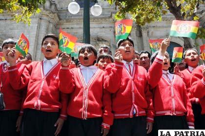 Los estudiantes aprenden lo que es el amor a la Patria