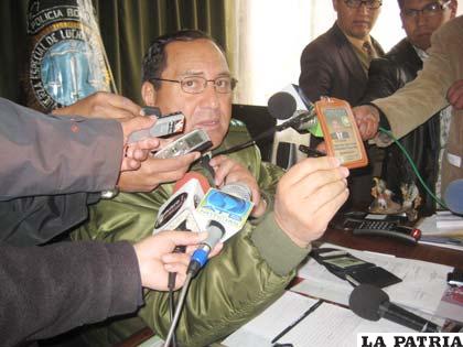 El director de la Felcc Cnl. Héctor Ríos Montaño, muestra la credencial policial