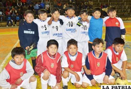 Integrantes de la selección de fútbol de salón Sub-10 Oruro