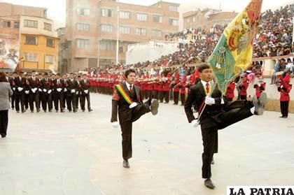 Estudiantes orureños rindieron ferviente homenaje a Bolivia en el aniversario de su independencia