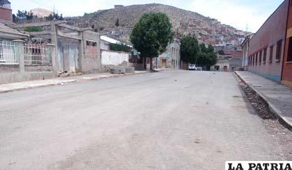 El pavimentado de las calles en las ciudadelas mineras, una obra inconclusa que preocupa a vecinos y autoridades