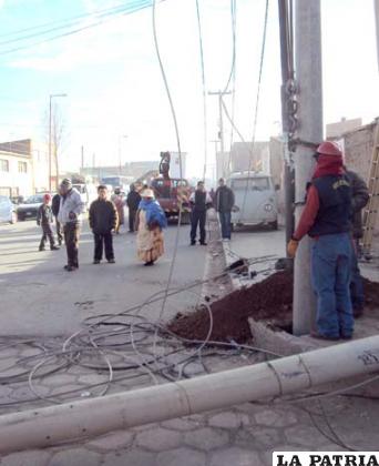 Varios accidentes de tránsito terminaron derribando postes del tendido de la red eléctrica