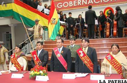 En sesión de honor, la Asamblea Departamental exhorta a los bolivianos trabajar unidos por el progreso del país