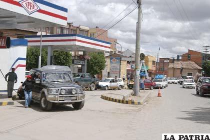 YPFB, prevé que las filas para adquirir gasolina no se repitan este fin de semana