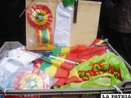 En las fiestas civicas la venta de símbolos patrios es una importante actividad económica