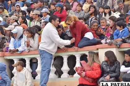 El riesgo constante para los espectadores que por buscar mejor acomodo pueden caer de la balaustrada de las graderías en la Avenida Cívica