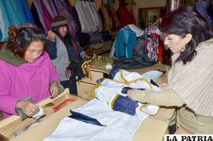 La diseñadora Mónica Siles alista un traje de guaripolera
