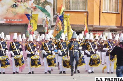La banda de música del Colegio Antonio José de Sainz, hizo retumbar la Avenida Cívica