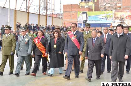 Autoridades políticas, militares y policiales encabezaron el desfile escolar