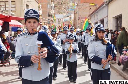 Gaitas acompañaron el paso de los estudiantes del Colegio Americano