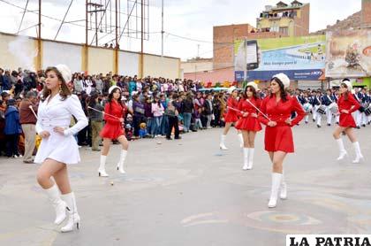 Bellas guaripoleras del Colegio Anglo Americano rindieron homenaje a los 186 años de Bolivia