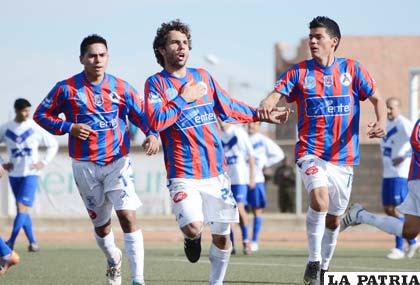 Jugadores de La Paz FC celebran el único gol que anotaron en el partido