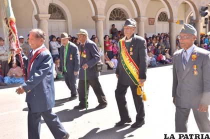 Los últimos ex combatientes que pese a su edad continúan rindiendo su afecto y respeto a la Patria por la que pelearon