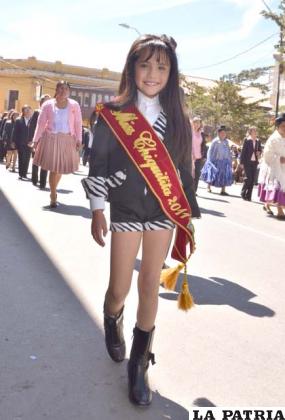 Miss Chiquitita, Wara Fernanda Larrea, desfilando en homenaje a Bolivia