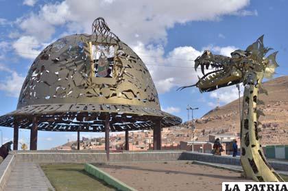 Alegoría al casco del minero, un ícono que identifica a Oruro