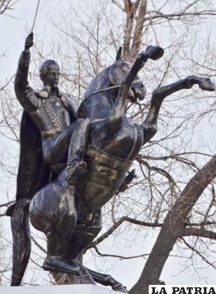 El libertador Simón Bolívar, inmortalizado en una imponente escultura