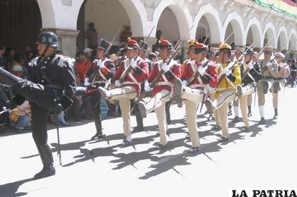 Paso de parada de los militares del Regimiento Camacho