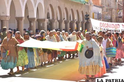 Adultos mayores también estuvieron presentes en el aniversario de Bolivia