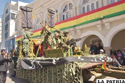 Carros alegorico representendo a las diferentes armas del Ejército