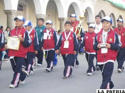 Integrantes de la selección de Oruro en el desfile de ayer