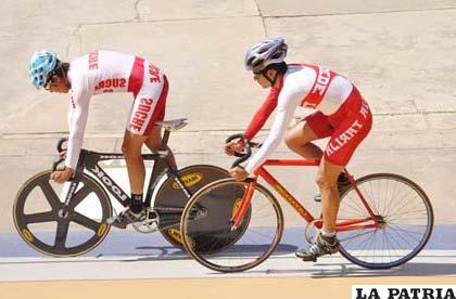 Ciclistas que intervienen en la prueba nacional