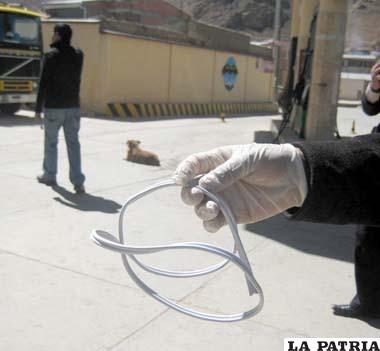 El cable que se presume fue utilizado para intentar victimar al custodio del dinero