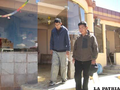 La víctima (izquierda) acompañado por un efectivo policial