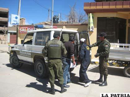 Uno de los funcionarios de la estación de servicio es llevado con fines investigativos