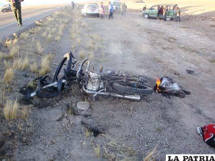La motocicleta se incendió después del impacto
