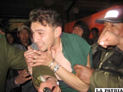 Uno de los ocupantes del vehículo es trasladado por los policías