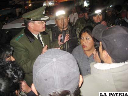 El supervisor policial, Tcnl. Ronald Suárez, trata de calmar los ánimos en la gente