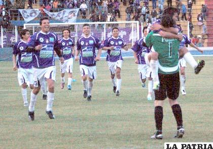 Jugadores de Real Potosí celebran la clasificación