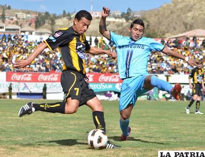 Marco Paz intenta rematar ante la marca de Rudy Cardozo