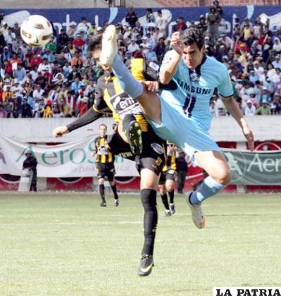 Ronald García levanta demasiado la pierna para rechazar el balón