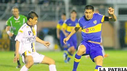Riquelme, jugador de Boca Juniors, intenta dominar el balón