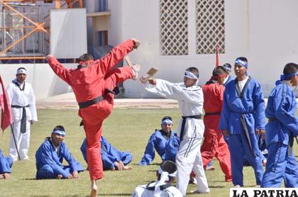 Demostración de karate del Regimiento Camacho