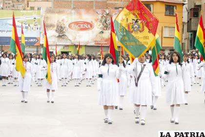 Abanderadas del Liceo de Señoritas Oruro