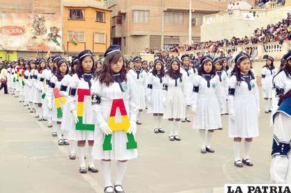 Alumnas del Liceo Antofagasta impecablemente uniformadas durante el desfile escolar