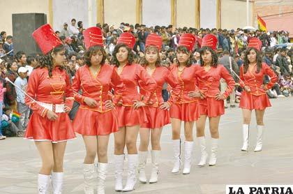 Representantes de la banda de la Unidad Educativa Oruro Ottawa lucen elegantes trajes de estilo militar