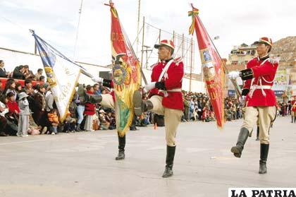 Abanderados del Colegio San Francisco, con el uniforme del glorioso Regimiento “Colorados de Bolivia”