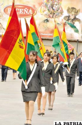 Representantes provinciales de Soracachi presentes en el homenaje patrio