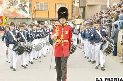 Clásico uniforme de la guardia británica es la característica del guaripolero del Colegio Anglo Americano