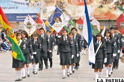 Integrantes de la Promoción del Colegio Marcos Beltrán Ávila portan estandartes que representan a los diez Departamentos de Bolivia
